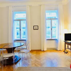 Beautiful Viennese Flat In The Centre Wien